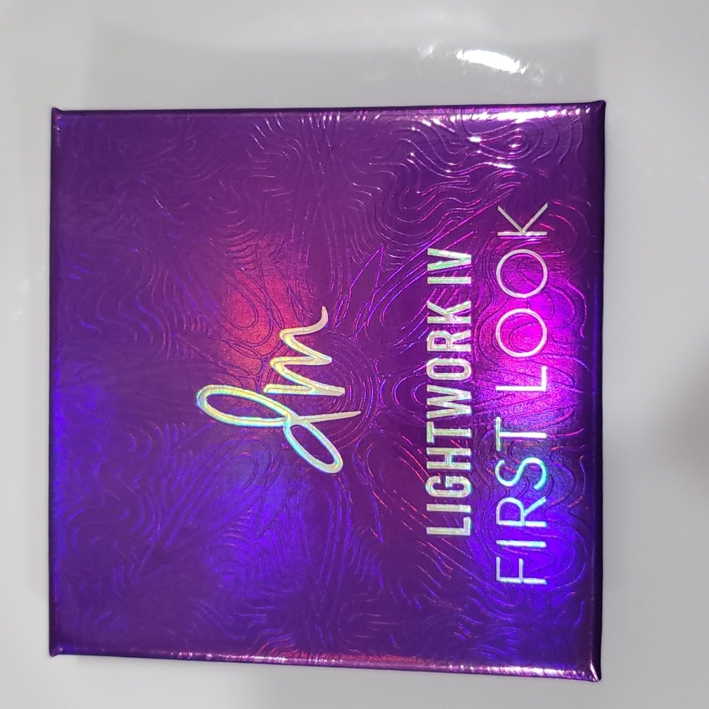 DM Lightwork IV First Look eyeshadow shade: Paradise with chrome applicator